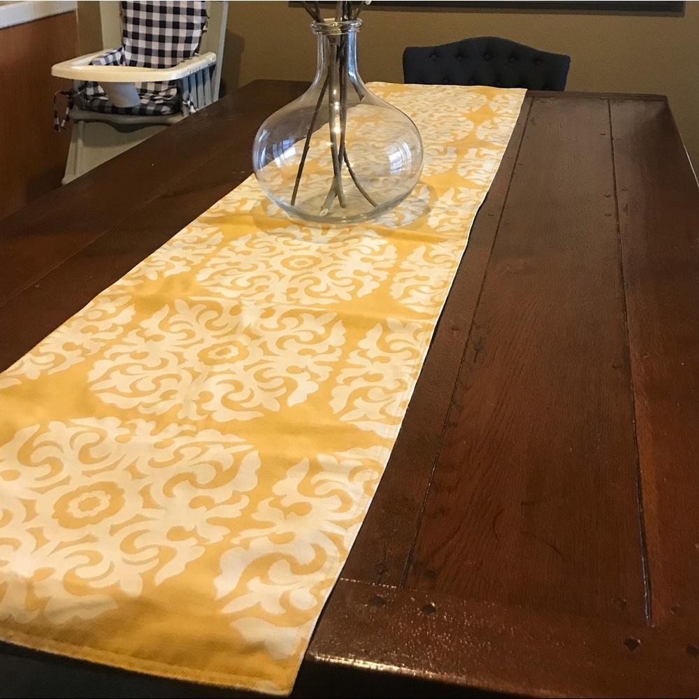 🔴 SOLD 🔴 - 🍽 Table Runner
